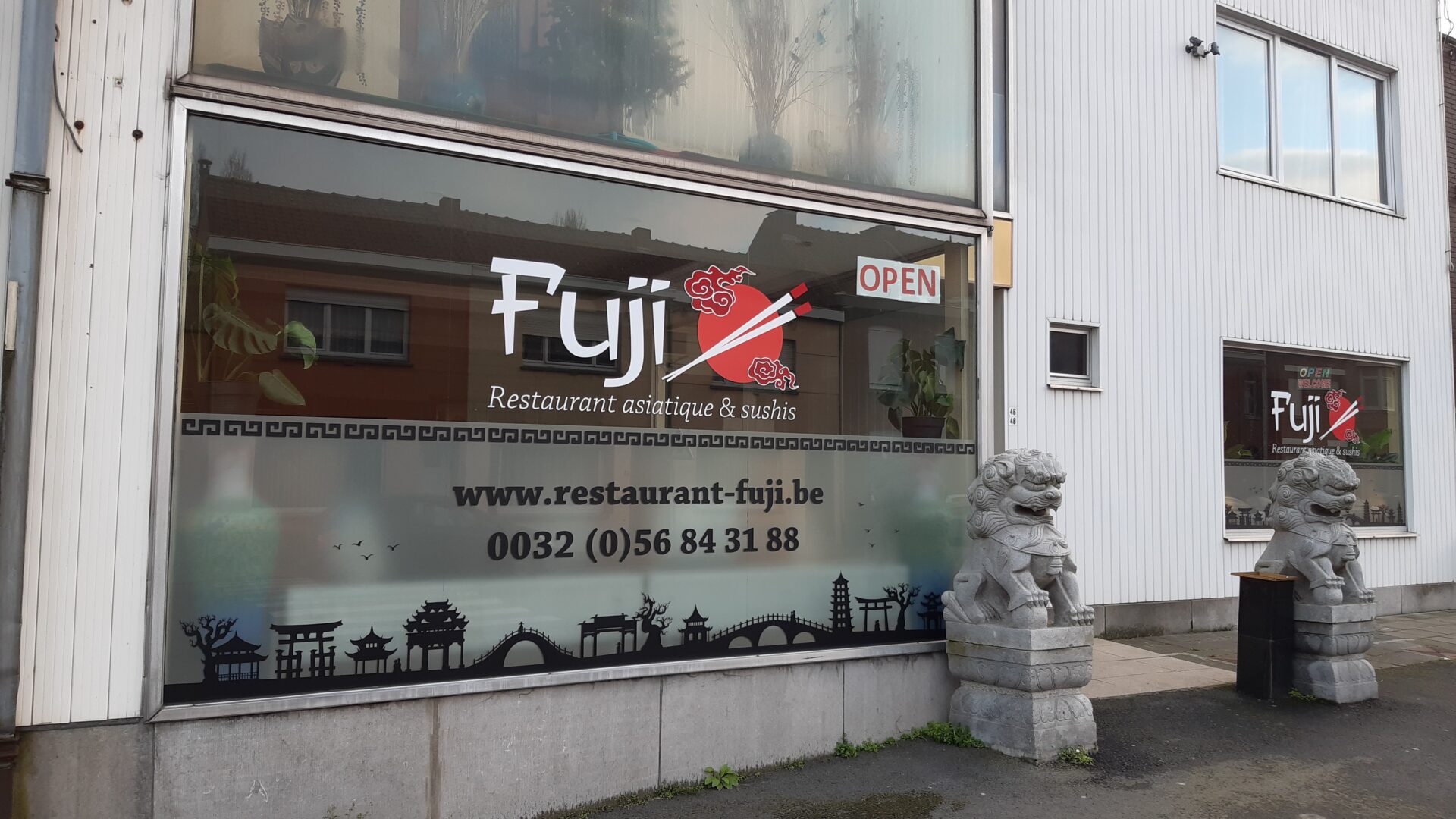 Lettrage sur vitrine Restaurant asiatique Fuji Estaimpuis (Herseaux Gare)