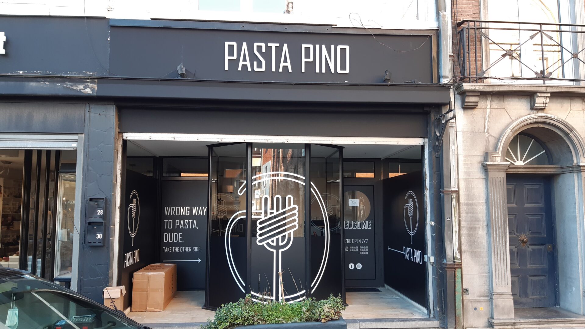 Lettrage sur vitrine et placement enseigne lettre découpé relief 3D pour Pasta Pino Mouscron