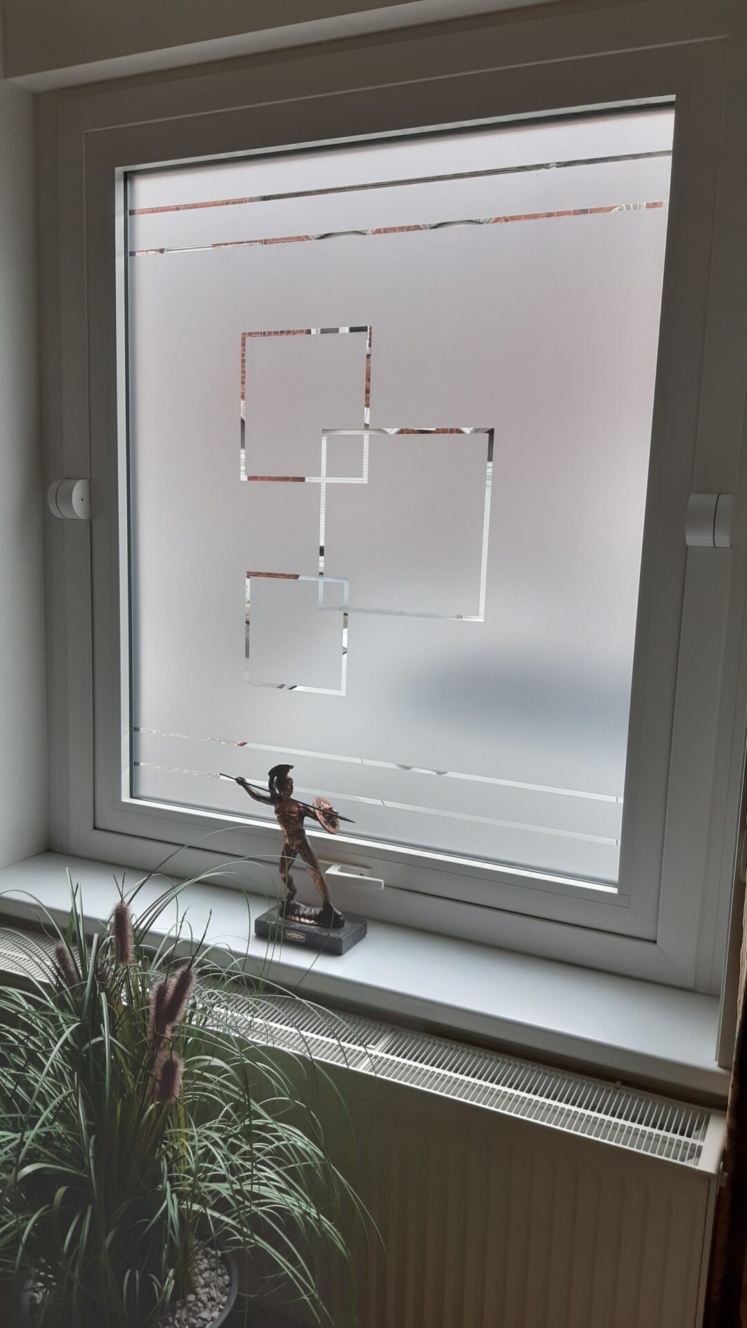 Film effet verre sablé sur vitre avec motif carré