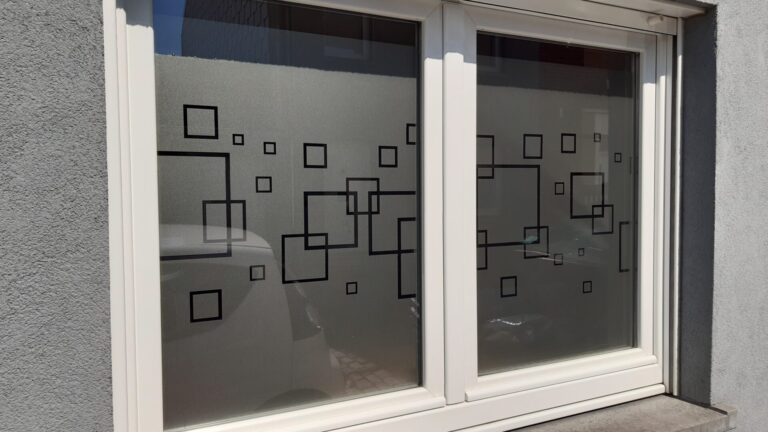 Film effet verre sablé sur vitre avec motif carrés
