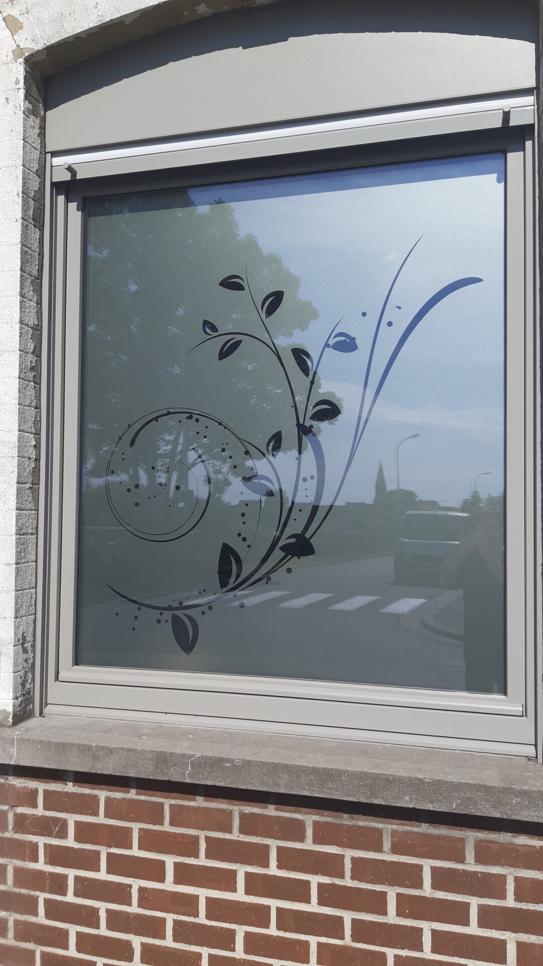 Film effet verre sablé sur vitre avec motif floral