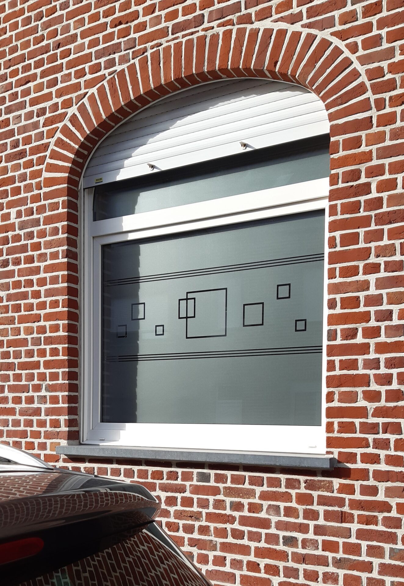 Film effet verre sablé sur vitre avec motif lignes et carrés