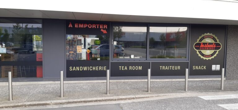 Lettrage sur vitrine Instants Gourmands Centre commercial Mains & sabots Estaimpuis